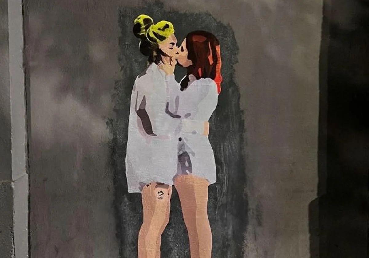 El mural del beso entre Amaia Montero y Leire Martínez que ha aparecido en el centro de Pamplona.